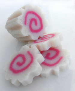  なると巻き (Narutomaki) Narutomaki is a type of kamaboko with each slice having a red or pink spiral pattern which resembles the Naruto whirlpools in the Naruto Strait. It is a common ramen topping and is sometimes used as ingredients for oden and