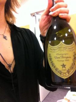 enchantingmoon:  Ruki of the GazettE’s twitter update (2012-07-25) : Thank you Osaka! Will come again! And received refreshment from Teru-san! The picture.  *差し入れ is usually a refreshment given to someone who is carrying out a task, often