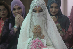 jilbabstyle: A Niqabi Bride, mashallah love this picture :) 