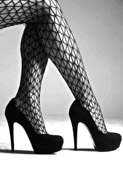 hotmlfmarilyn:  What is your very first instinct when seeing this?  To kneel?  To bend low, subjugate yourself and press soft kisses to the toe of those pretty shoes?