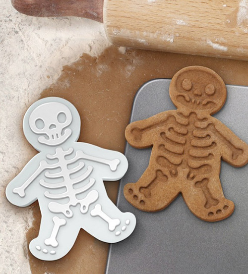 artistinherownmind:  Gingerbread Man Skeleton Cookie Cutter ~ “You can use the cutter to cut your cookie dough and then use the reverse to stamp a skeleton onto your “gingerdead” man.  