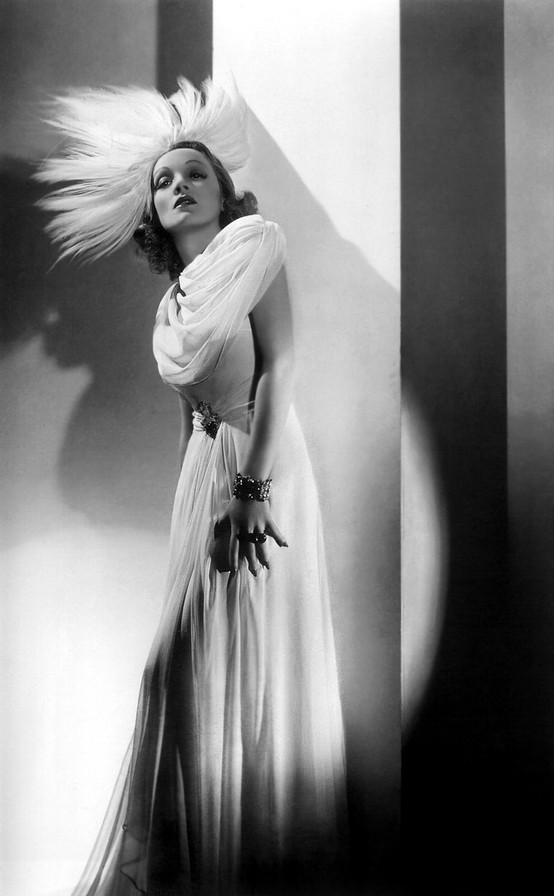 VAMP DREAMING IN HOLLYWOOD
