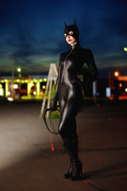 geeksintights:  Batman - Catwoman~Meow by ~Mika-Kallahan For more comic book cosplay goodness, follow Geeks in Tights! 