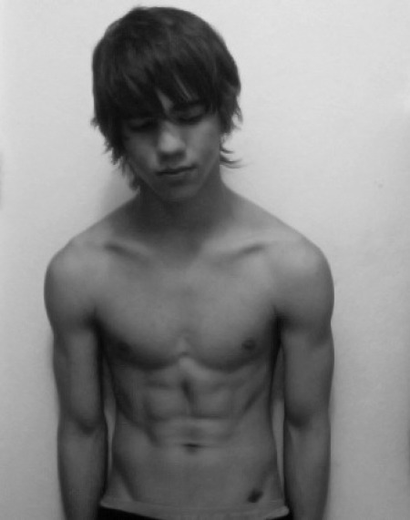 itsmattywells:  Bit fuzzy but still a hottie… 