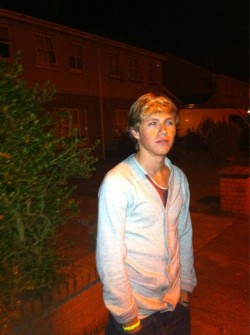 saynahin:   @NiallOfficial looking out to the distance pic.twitter.com/AkwdAF3O 