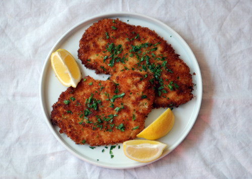 wehavethemunchies:  Chicken Schnitzel  Esto necesita papas fritas y listo :] wiener schnitzel ftw mofo