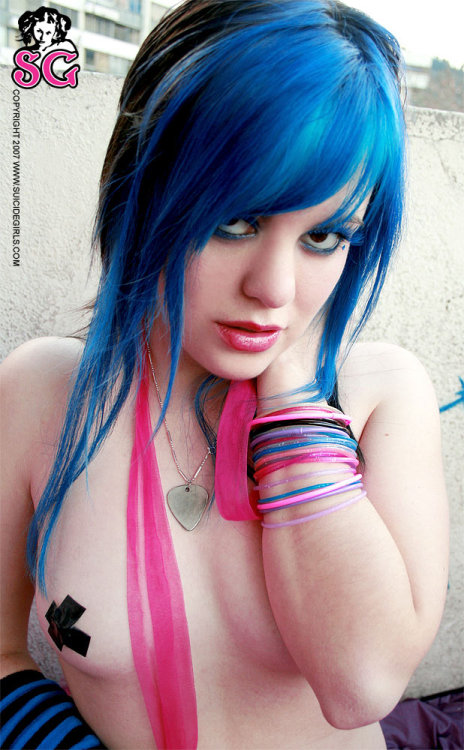 ilovesmalltits:  Anemona Suicide
