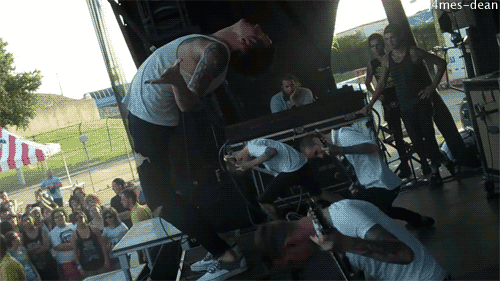 bliindside:  beaub0ner:  thugwolfprincess:  thes0wer:  j4mes-dean:  Chelsea Grin | Warped 2012  omfg his spine ugh it’s so hot when he does this   the sound guy looks so terribly bored omfg  ‘it’s so hot when he does this'  no pls shut