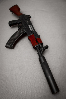 j7o:  raw-blow:  silencio  Probably the most beautiful gun ever. 