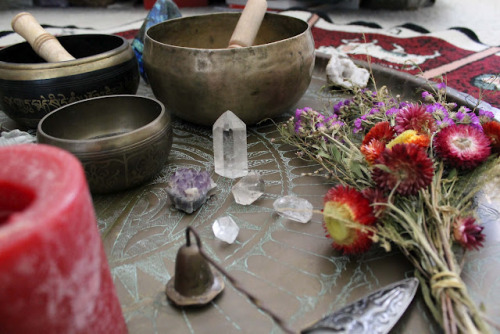 bohemianhomes:  Bohemian Home: Crystals, sage and flowers 