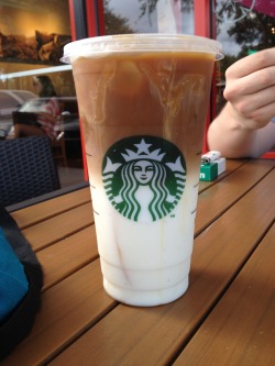 idknowlol:  sajme:  WHAT IS THIS MAGIC CALLED  THIS MAGIC IS CALLED CARAMEL MACCHIATO.  