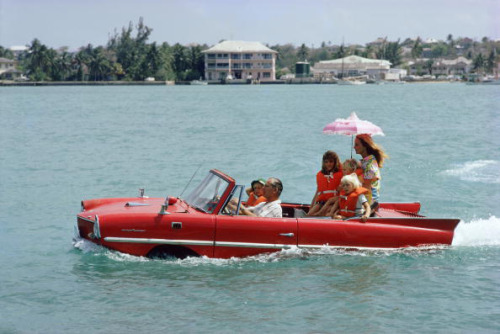 &ldquo;Sea Drive,&rdquo; Nassau, Bahamas, by Slim Aarons, 1967.