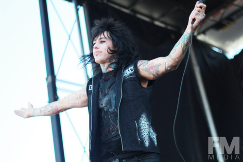 justpiercetheveilalready:  t-eetree:  my-lips-y0ur-pois0n:    If you like Asking Alexandria, Pierce The Veil, Sleeping With Sirens, Of Mice And Men or Black Veil Brides follow me i always follow back!     OMG. I CANT EVEN EXPLAIN THIS PICTURE. OMG ITS