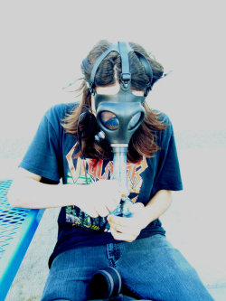 theprettykittyandthehashmaster:  The homies new gas mask. ;]