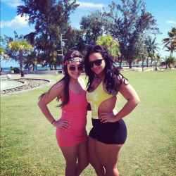 czar4curves:  Girl on the right… thick n nice!!! 