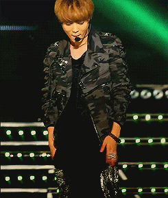oh-luhans:  Luhan trying not to laugh when he couldn’t find his other pocket. 