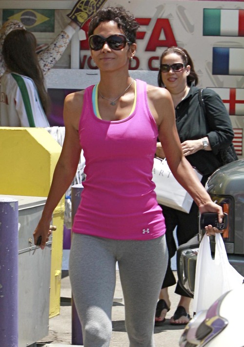 allcameltoe:  Quick grey pants… yeah. another great camel toe for us!  The berry