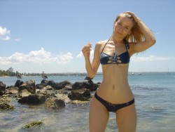 allcameltoe:  Camel toe on the beach!  This chick is hot, and look at this gap!  It is pretty hot.. and I want to be in there!