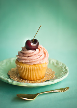 gastrogirl:  cherry cupcake. 