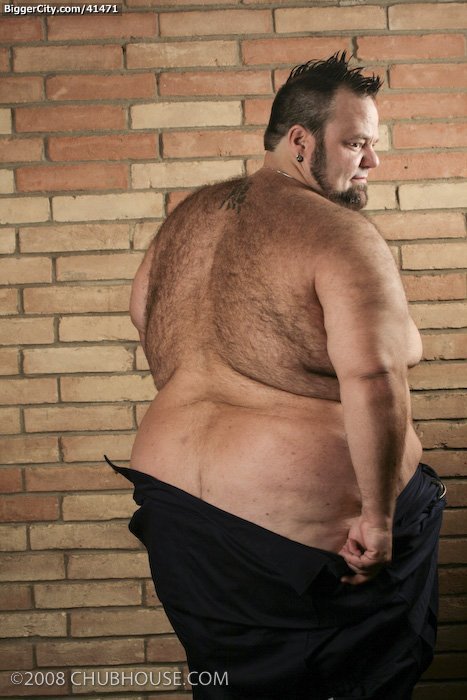 superchublove:  cbdlover573:  Big grizzly’s big body :-)  Holy fuckin fat ASS!!!