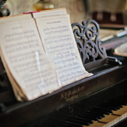 rusticmeetsvintage:  Pianoforte By Kathy Froilan, via Flickr  