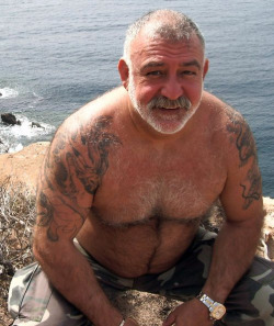 daddyslurp:  designerbearcub:  Heloooooooooooooo daddybear!  yes I love you  Sooooo Sexy!