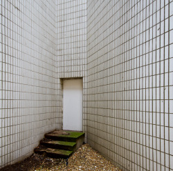  Tiled Corner with Steps (by Barry Falk)