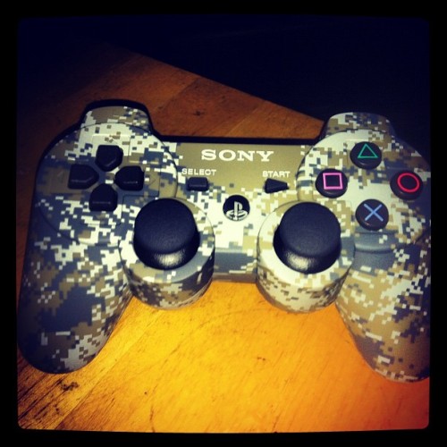 eddiejrubi:  My new #ps3 controller #gamer #psn #mw3 #sony  (Taken with Instagram at Casa De Monster!)