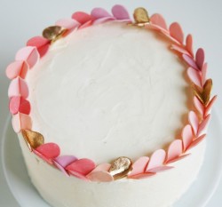 andwhatalicesaw:  (via wedding / wreath cake) 