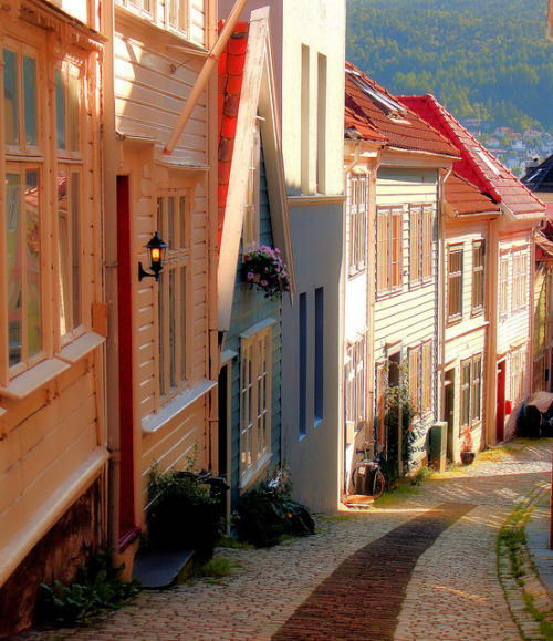 Beautiful houses on the streets of Bergen, Norway (by BumbyFoto).