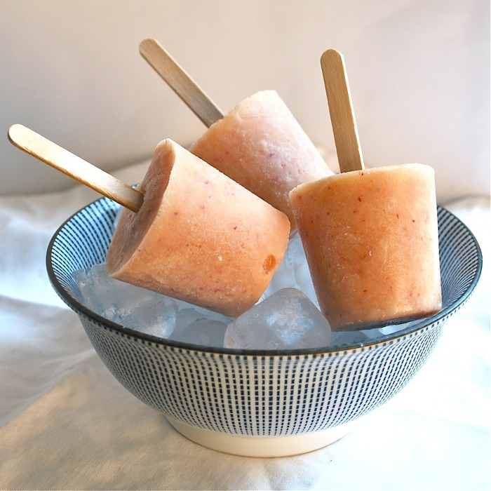 what-the-cookery:  Naturally Sweet Peaches and Cream Pops 5 ripe peaches 2 ripe bananas