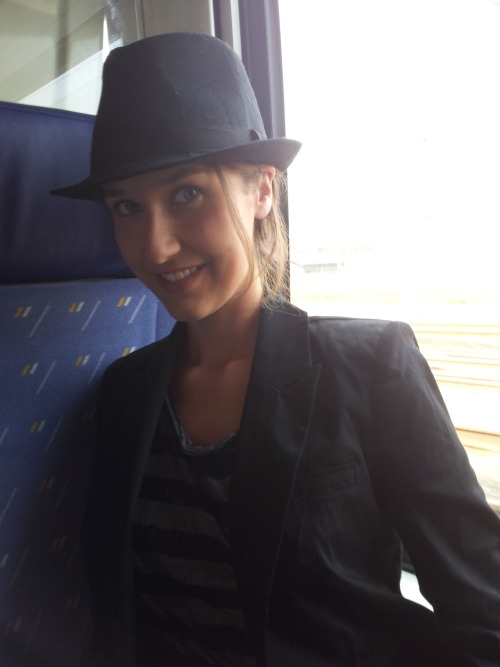 tout Ã  l'heure, dans le train … adult photos