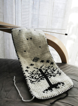 stitchesandpurls:  (via wittylittleknitters:Tree of Gondor Scarf Pattern via ravelry)