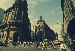 vidaculia-distanciaculia:  razalatinoamericana-blog: Santiago City♥  las micros amarillas asñkñfjkaoñsf 