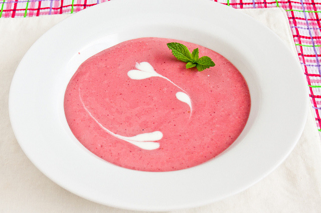 girlgrowingsmall:  imaginarydiet:  strawberry soup  Soup? That’s a smoothie in