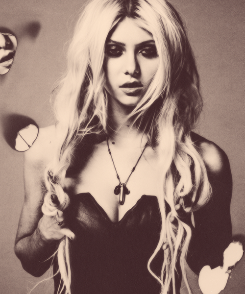 She kind of looks like Scarlett Johansson here.