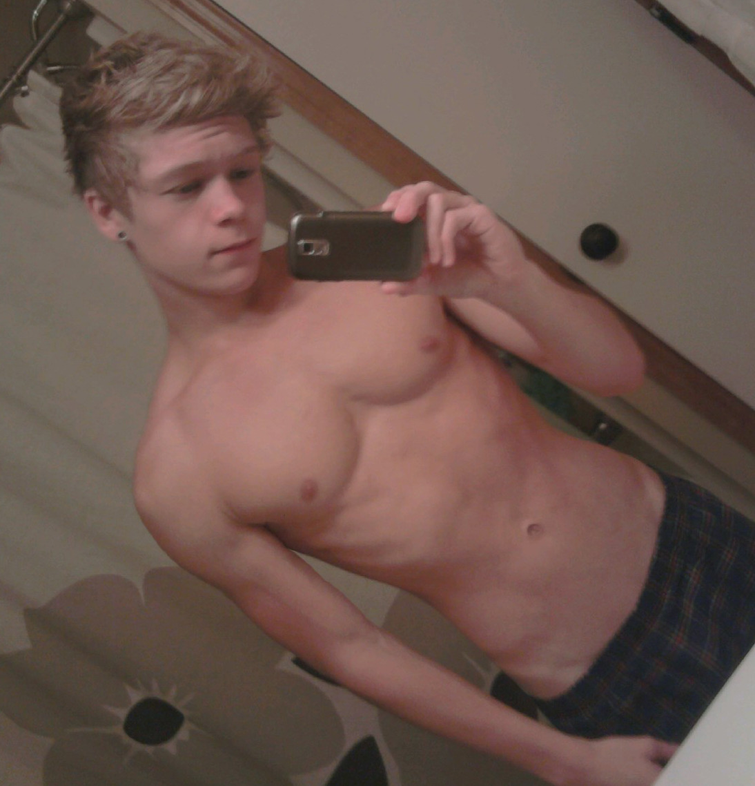 justhereiguess:  cuteguyss:  Kyle Combs(:  wow… 