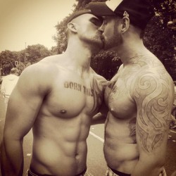 livinglifewithderek:  REAL MEN KISS IN PUBLIC