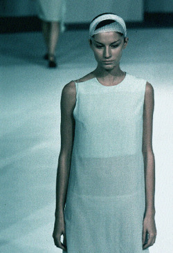 american-idolatry:  Gisele Bündchen at Hussein Chalayan S/S 1999, “Geotropics” 