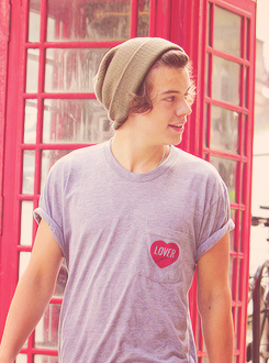 dailyonedirection:  Harry Styles and the grey “lover” t-shirt 