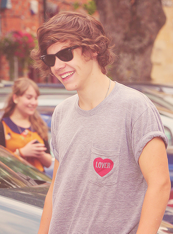 dailyonedirection:  Harry Styles and the grey “lover” t-shirt 
