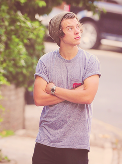 dailyonedirection:  Harry Styles and the grey “lover” t-shirt 