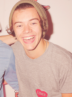 dailyonedirection:  Harry Styles and the grey “lover” t-shirt 
