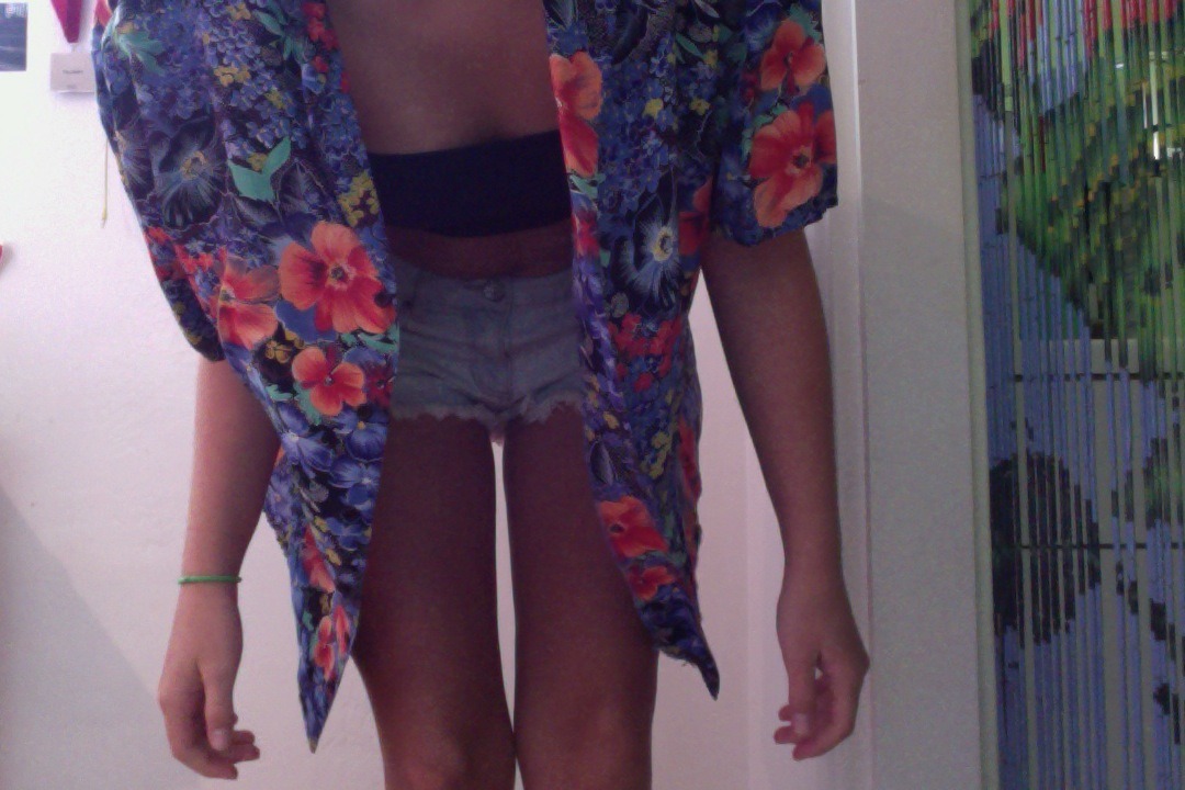 island-tropics:  im in love with this shirt lol its my moms 