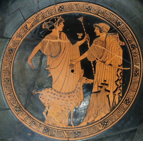 fragmentsshoredagainstmyruin:Apollo and Artemis. Tondo of an Attic red-figure cup, ca. 470 BC.  Louv