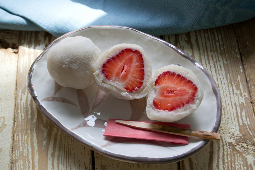 hachimitsu:  ichigo daifuku (by Silivren) 