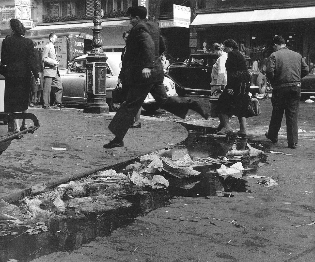 Robert Doisneau. “Puddle Jumping”, Paris, 1950s