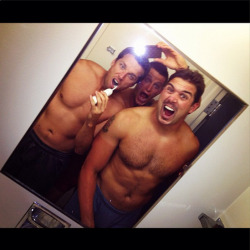 olivebenson:  @Weatherford5: 3 guys….. 1 bathroom… Don’t judge me… #trainingcampdorms http://instagram.com/p/NsNTqjnezI/ 