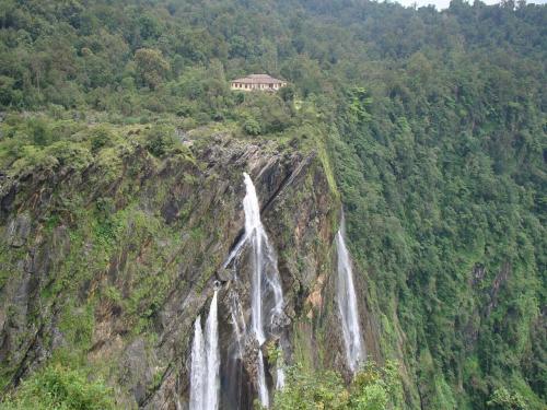 ra-indrop: opticoverload: A house in the middle of the jungle above Jog Falls, India. Imagine waking