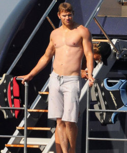 guys-with-bulges:  Kellan Lutz’s very obvious